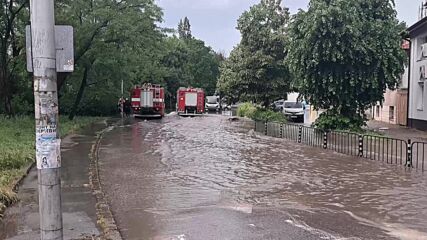 Силна буря с проливен дъжд, гръмотевици и градушка нанесе щети в Хасково