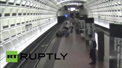 Спасяване на човек в инвалидна количка, паднал на релсите в метрото