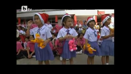 Слонове, облечени като дядо Коледа в Тайланд