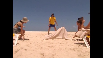 Крис Ейнджъл прави фокус на плажа 