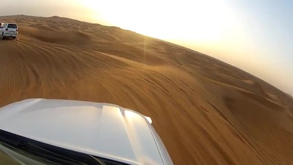 Вълнуващо шофиране в пясъчните дюни на дубай ..