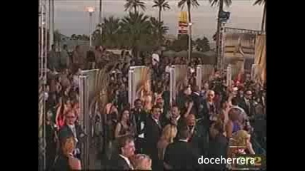 Dulce Maria en alfombra verde de lo grammy latino 