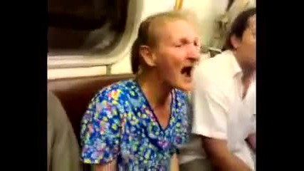 Шантаво бабе крещи руски песни в метрото 