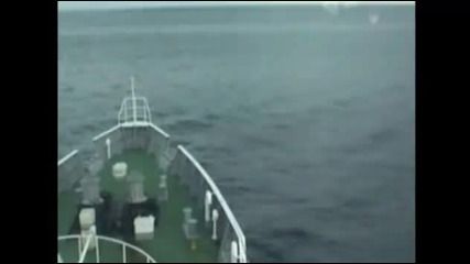 Японски кораб минава през образуващо се цунами. 