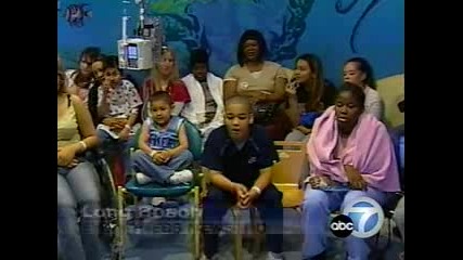 Dakota Fanning Visting Childrens Hospital