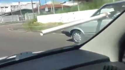 Луд бразилец си носи тръбата с колата