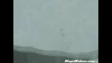 идиот блъска човек