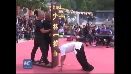 Шаолински монах се задържа 10 секунди на един пръст