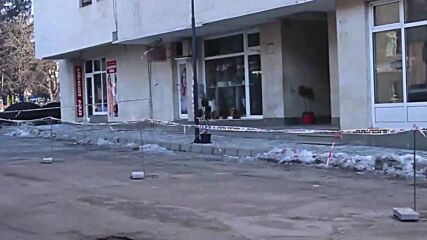 Вятърът откърти метални пана от фасадата на сграда в Разлог