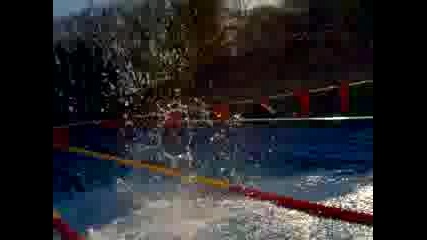 Олигофрен се филмира на състезание по плуване (смях)