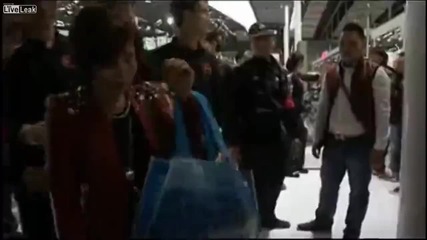 Жена драска кола на изложение, за да изнуди мъжа си да й я купи