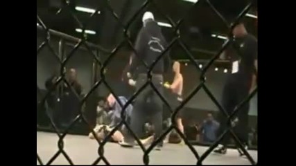 Mma боец си чупи коляното