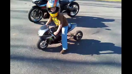Малко момченце пали гумата на мини моторче!