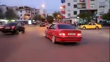 Вижте какво се случва по улиците на Албания - Bmw M3 crazy burnout