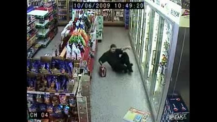 пиян човек влиза във магазина 