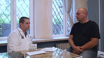 Д-р Мирослав Спасов консултира пациент