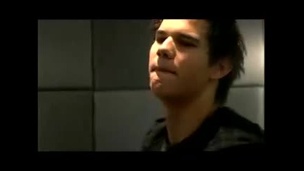 Twilights Taylor Lautner Rocks Out 