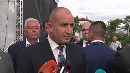 Радев: Управляващите се готвят да похитят Конституцията