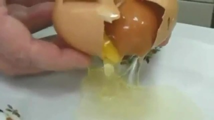 Странно яйце