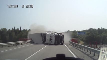 Какво се случва, когато огромен камион спука гума !