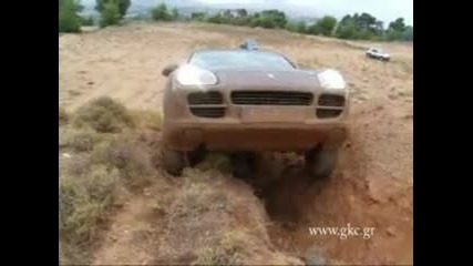 Кой каза, че Porsche Cayenne 4x4 неможе да върви извън пътя 