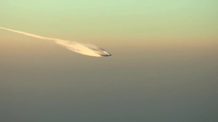 Разминаване на самолети Airbus A380 и Boeing B747 във въздуха 