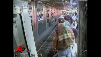 жена пада пред мотриса в метрото Woman Fell in Front of Oncoming Train Raw Video 