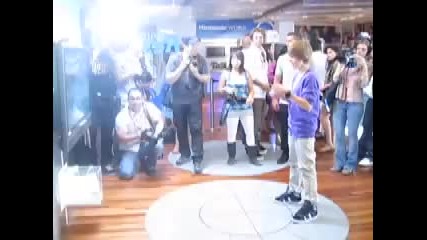 Justin Bieber Meets Fans!