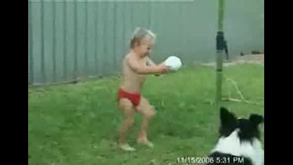 Un enfant narrive pas a taper dans la balle.