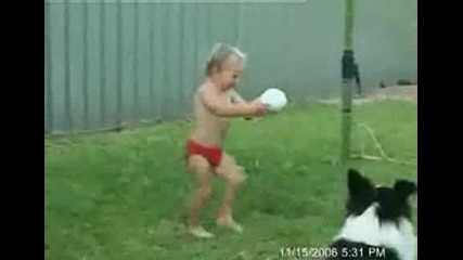 Un enfant narrive pas a taper dans la balle.