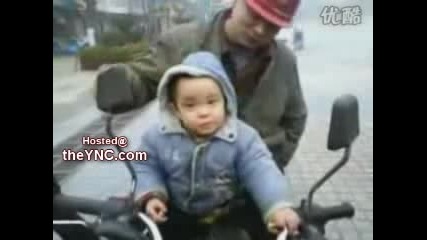 Невероятно 2 годишно дете пуши