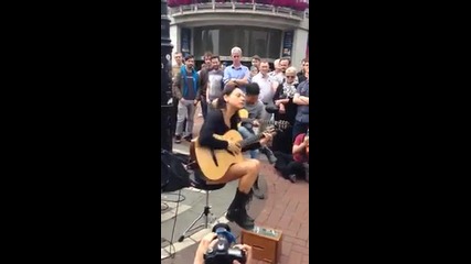 Невeроятна китаристка на улицата