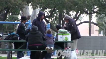 Вижте какво направи този бездомник със 100-те долара, които получи!