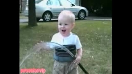 Дете се опитва да пие вода (смях)