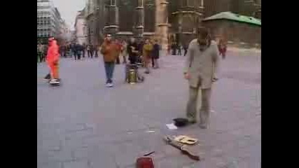 Уличен Музикант Пее Фалшиво