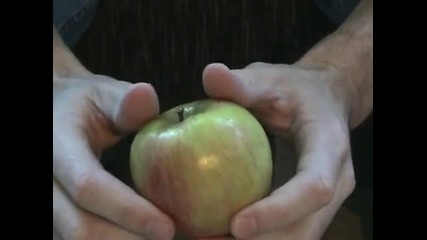 Как да отрежем ябълка с ръце 