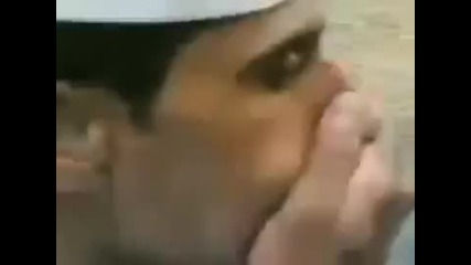 Арабин пуши през ушите