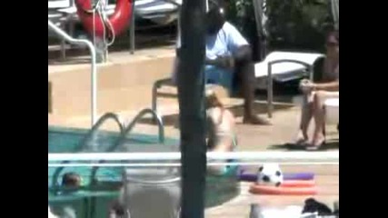 Britney Spears By The Pool In Miami (09 03 09)