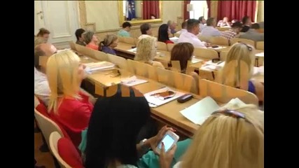 Камера засне депутатка да пише мръсни есемеси по време на сесия
