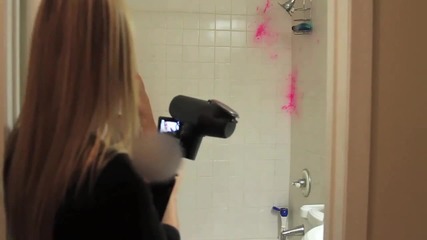 Момиче стреля гаджето си в банята с пушка за пейнтбол