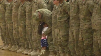 Дете вижда баща си след 9 месеца и прекъсва военна церемония, за да го прегърне
