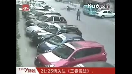 Китаец хвърля колело върху крадци на скутер![hq]