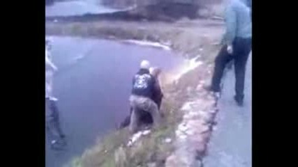 човек се пребива на лед :d 