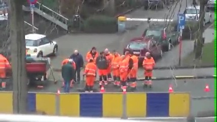 Двама души работят тринайсет гледат 