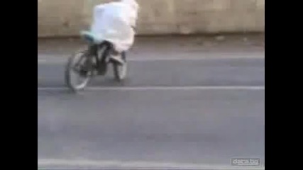 Арабин върти гуми с колело 