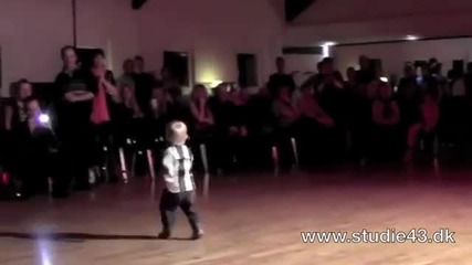 2 Годишно дете - страшен танцьор