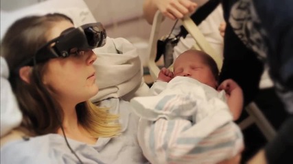 Сляпа жена вижда бебето си за първи път чрез технологични очила