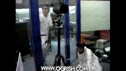 Този си потроши кокалите..