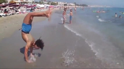 Акробатично шоу на плажа