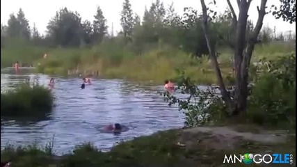Бой край езерото